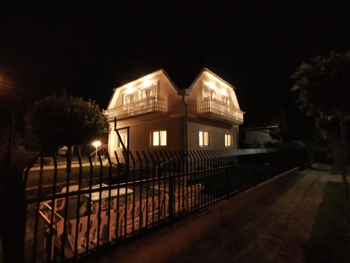 Family Garden Apartmanhaz Siófok Exterior foto